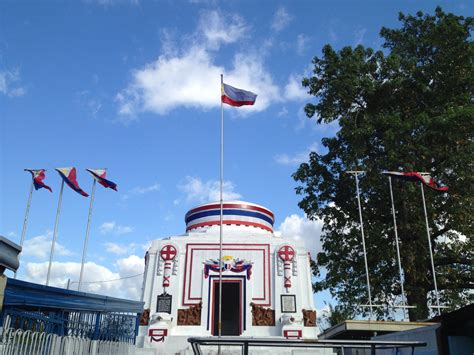 Roaming the Manila North Cemetery | The Urban Roamer