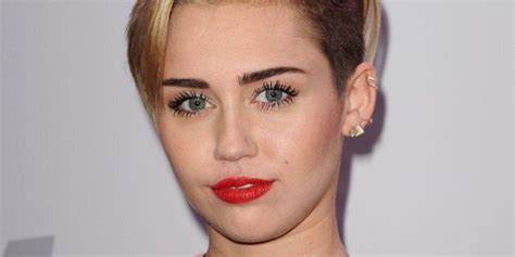 Miley Cyrus Debuts New Bob Haircut At Christmas Festival (PHOTOS ...