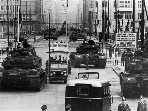 The standoff at Checkpoint Charlie: Soviet tanks facing American tanks, 1961 - Rare Historical ...