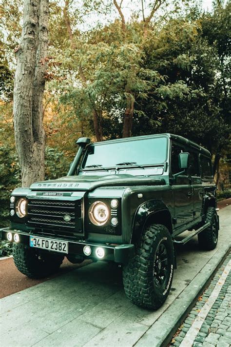 Land Rover Defender 4x4 · Free Stock Photo