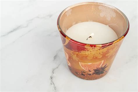 Scented Candle on the white marble table - Creative Commons Bilder