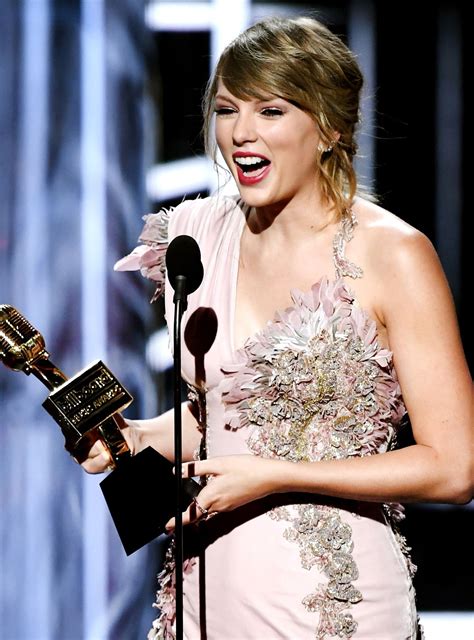 Taylor Swift Appeared At Her First Awards Show In Years & Had Some ...