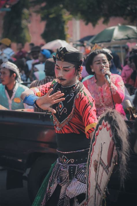 Alat musik tradisional yang ada di Indonesia sangatlah beragam jenisnya, hal ini terjadi karena ...