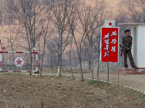 Eerie images show what life is like on the China-North Korea border - Business Insider