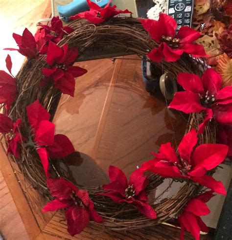 Poinsettia Wreath | ThriftyFun