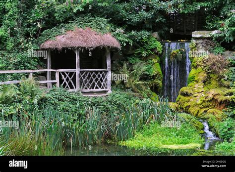 Sunken garden pond hi-res stock photography and images - Alamy