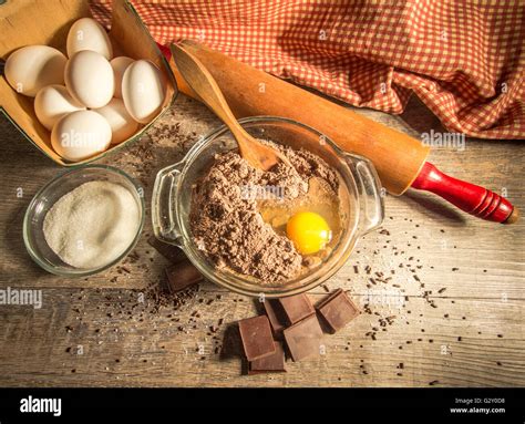 La confection d'un gâteau au chocolat. Préparer la pâte à gâteau au ...