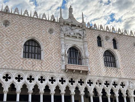 A Guide to Venetian Gothic Churches and Palazzos - Lions in the Piazza