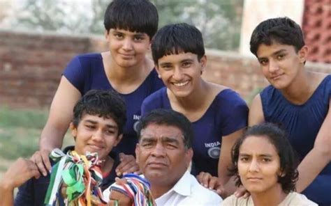 Vinesh Phogat Height, Weight, Age, Husband, Family, Biography » StarsUnfolded