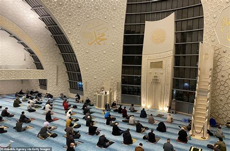 Socially-distanced Ramadan: Worshippers pray in Mecca after last year saw places of worship ...