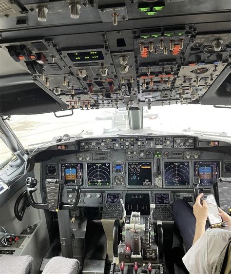 Invited into the 737 cockpit! : r/aviation