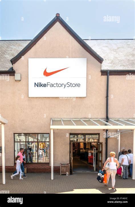 Tienda nike outlet fotografías e imágenes de alta resolución - Alamy