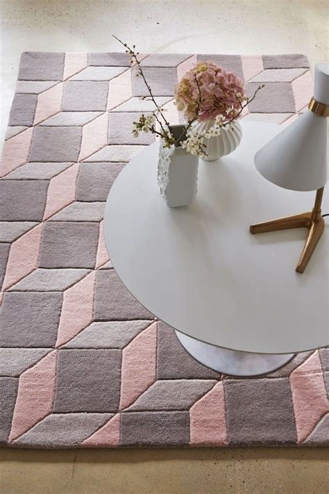 Our geometric pattern rugs are all about lines, angles and shapes ...