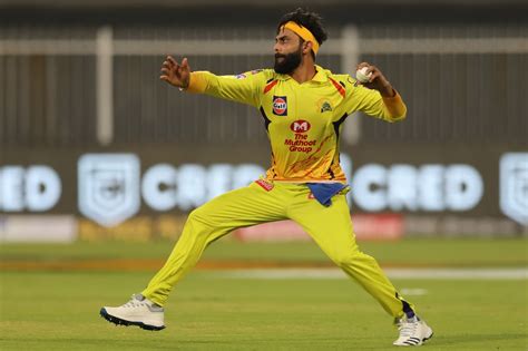 Ravindra Jadeja aims a throw | ESPNcricinfo.com