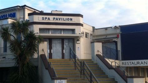 Talks held over Felixstowe Spa Pavilion theatre's future - BBC News