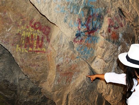 Rayados de las cuevas de Anzota causan indignación a turistas que visitan el lugar | soychile.cl