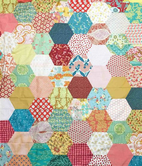 How to make a hexagon quilt with half hexies - free quilt pattern - 5 different sizes - Southern ...