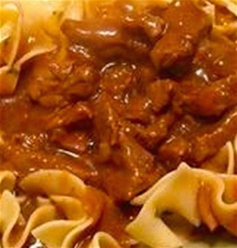 Crock-Pot Sirloin Tips and Gravy with Buttered Noodles - Faxo