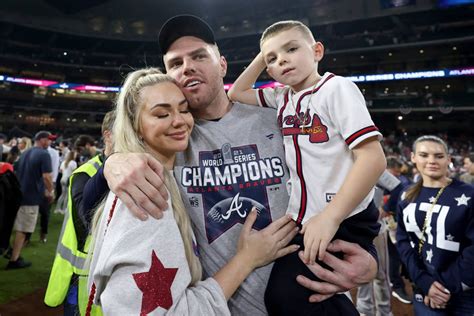 Download free Freddie Freeman Family Photo Wallpaper - MrWallpaper.com