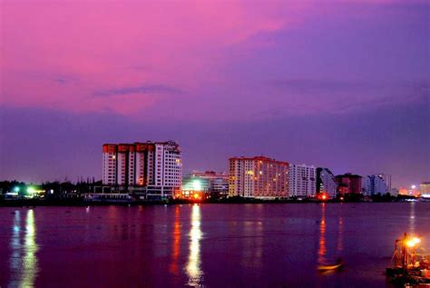 Marine Drive, Kochi | Timings, Restaurants, Shopping, Boat Services, Images