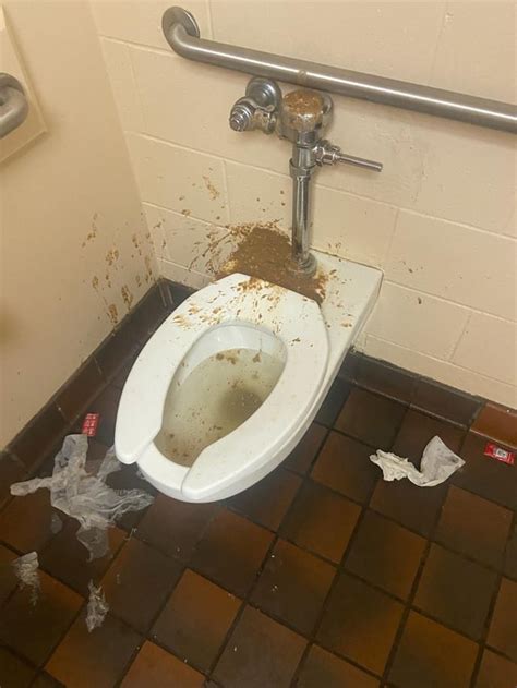 gas station bathrooms be like : r/shittybathrooms