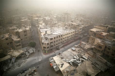 est100 一些攝影(some photos): War damage, in the rebel-held area, of Douma Syria. 戰爭破壞, 叛軍控制區