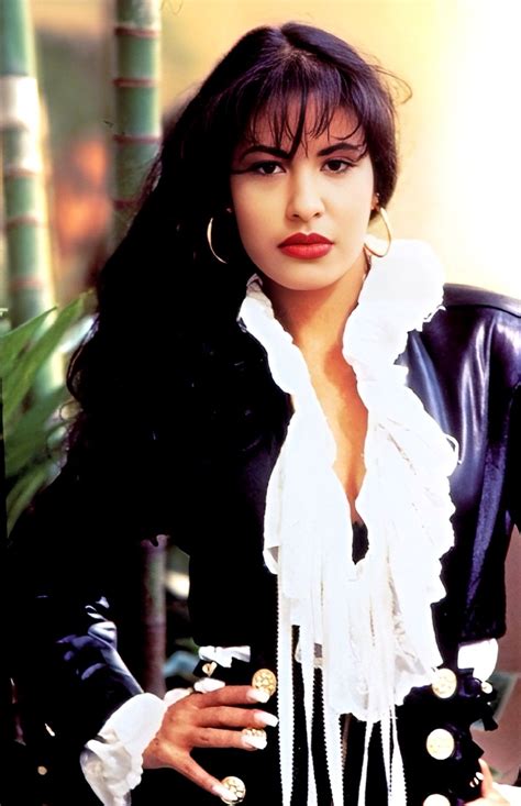 20 of selena quintanilla s iconic outfits – Artofit