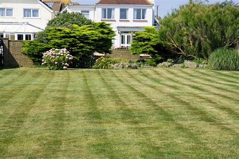 Lawn Mowing Patterns Techniques, Tips and Tricks - Lawn Chick