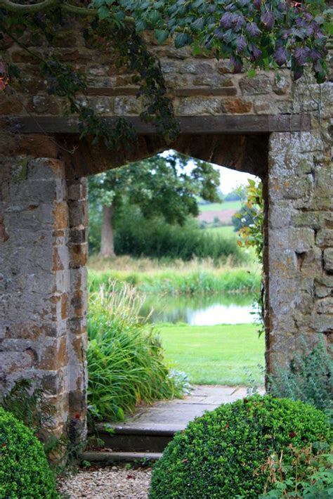 BROUGHTON CASTLE GARDENS