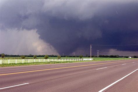 Image - Moore-tornado.jpg – Creepypasta Wiki