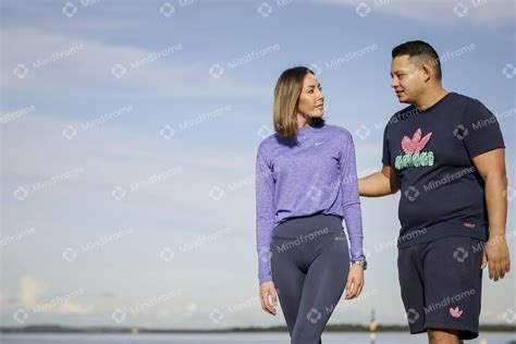 Two people walking along the beach – Mindframe online image collection