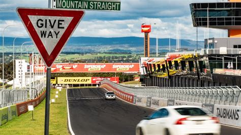 Mount Panorama residents live the Bathurst 1000 dream despite COVID-19 spectator limits - ABC News