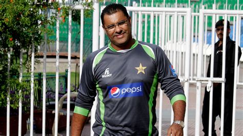 Waqar Younis Apologises 'With Folded Hands' After Controversial Namaz ...