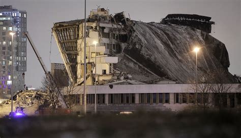 Worker killed after stadium roof collapses in St Petersburg | Euronews