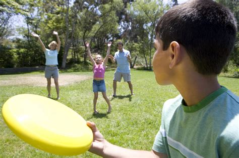 15 Frisbee games for kids - Care.com Resources