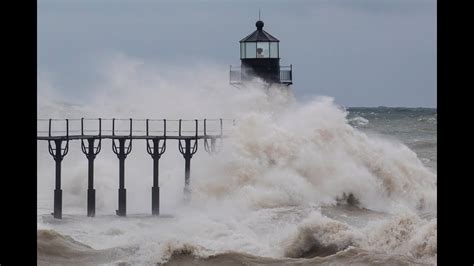 Massive waves batter Lake Michigan shoreline - YouTube