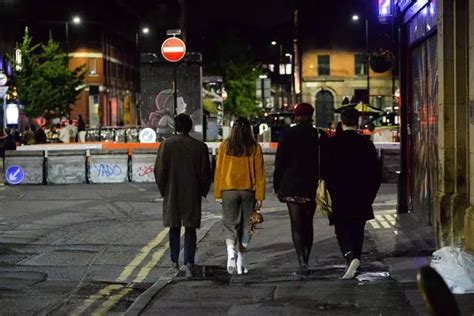 This is what Manchester city centre looked like last night as pubs and ...