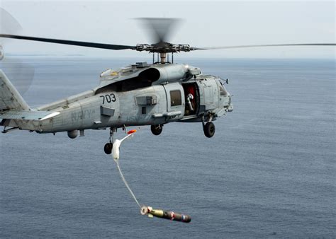 海自・米海軍、SH-60KとMH-60Rで対潜戦共同訓練 魚雷使用・回収 | FlyTeam ニュース