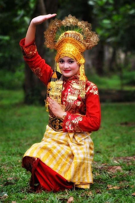 Indonesia | Costumes around the world, Traditional dresses, Traditional outfits