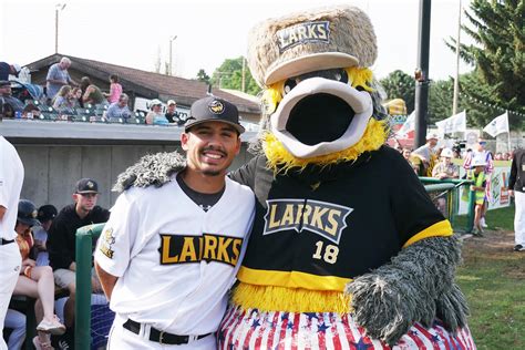 Larks Stay in Playoff Contention - Bismarck Larks