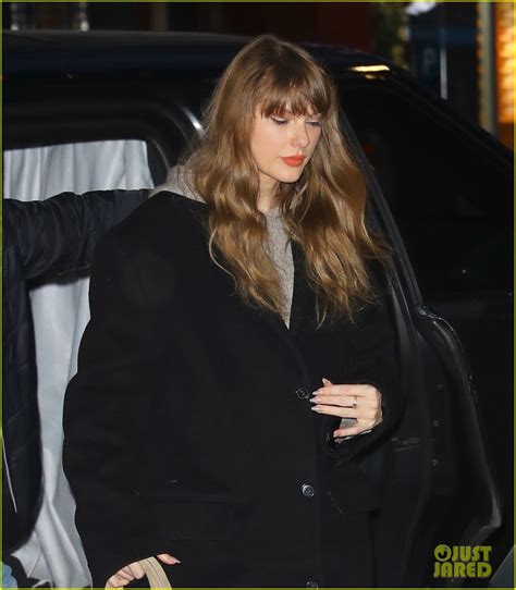 Taylor Swift Bundles Up for an Evening Studio Session in NYC: Photo ...