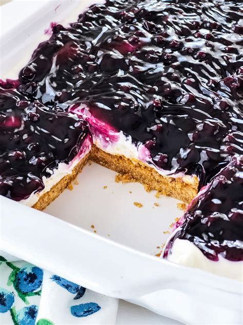 This Easy No Bake Blueberry Cheesecake Dessert is a light and delicious ...