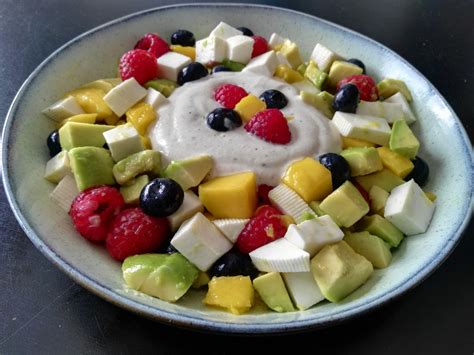 Ensalada de frutas y queso fresco con salsa de yogur -Poesía de Fogón