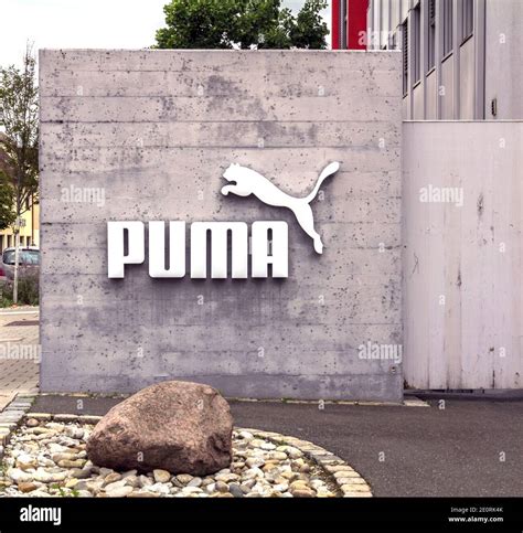 Puma logo hi-res stock photography and images - Alamy