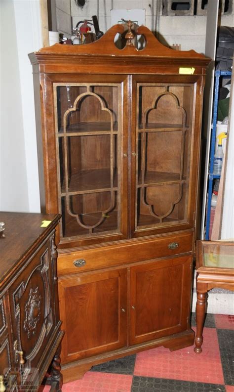 VINTAGE WOODEN CORNER CURIO CABINET WITH 2 DOORS