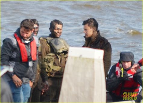 Harry Styles Shows Off His Short Hair on 'Dunkirk' Set: Photo 3703187 | Harry Styles, Movies ...