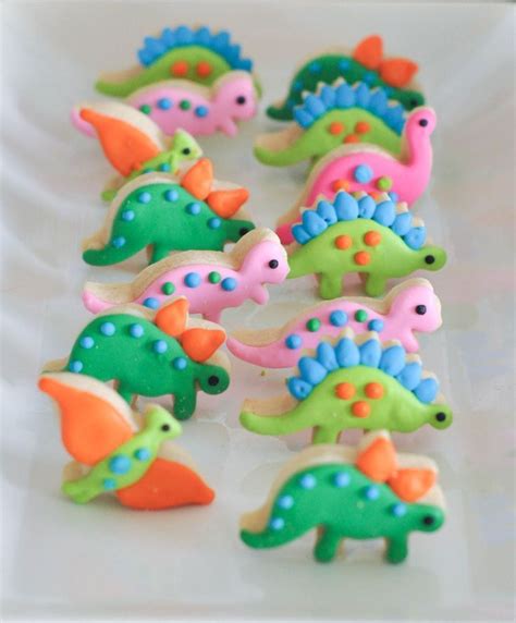 This Modern Dinosaur Birthday Party Isn't A Pain To Pull Off | Dinosaur birthday, Third birthday ...