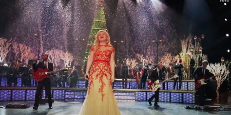 'Underneath The Tree' Video Gets Kelly Clarkson In The Christmas Spirit ...