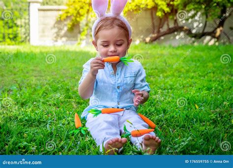 Easter Baby Bunny Eating Carrot Stock Image - Image of lawn, children: 176559755