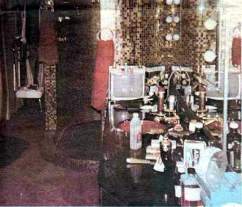 Upstairs at Graceland pictures, Elvis' bedroom, Elvis' bathroom ...